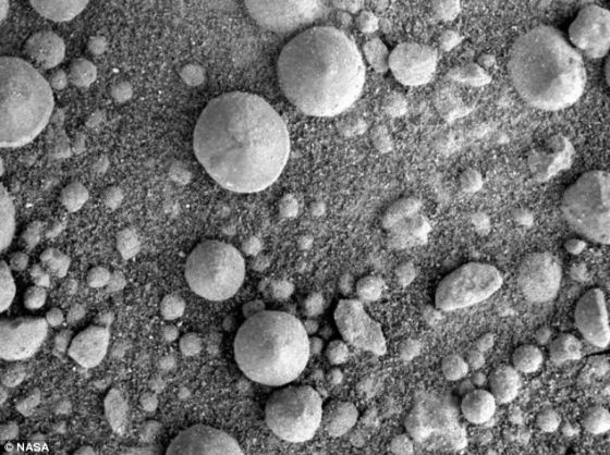 科学家一度认为这些“蓝莓”是一个重要证据，证明几十亿年前的火星地表曾出现流水。但根据夏威夷大学科学家的最新研究发现，“火星蓝莓”不过是小陨石在穿过火星大气层过程中分裂后留下的残余，无法证明火星古代曾出现流水