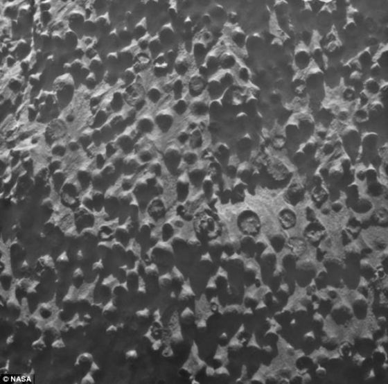 研究人员发现一颗直径1.6英寸(约合4厘米)的陨石能够产生1000颗直径0.16英寸(约合4毫米)的小球，分布在面积广阔的区域内