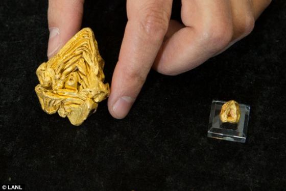 美国洛斯阿拉莫斯国家实验室的研究人员借助一个中子扫描仪，仔细查看这块重达217.78克的金子的内部