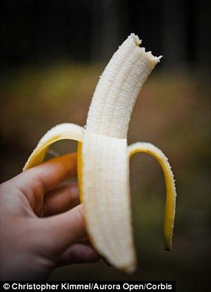 从外部看，超级香蕉和其他任何普通香蕉没什么不同，但它富含维生素A原的香蕉肉是橙色的。