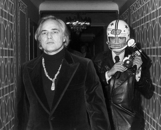 1974年，“狗仔之王”罗恩·加莱拉在追拍马龙·白兰度时带着头盔，他此前曾被后者打掉五颗牙齿