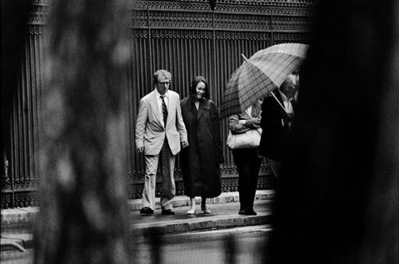 1994年，导演伍迪·艾伦和妻子宋宜在巴黎街头散步时被狗仔偷拍