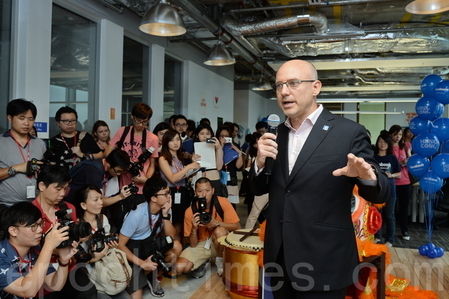 Facebook亚太区副总裁唐立洋表示,香港已经有超过440万人每月使用Facebook。 Facebook香港办事处乔迁新址开放参观