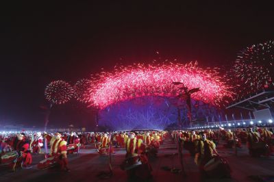 擊鼓表演與焰火交相輝映。京華時報記者王海欣攝