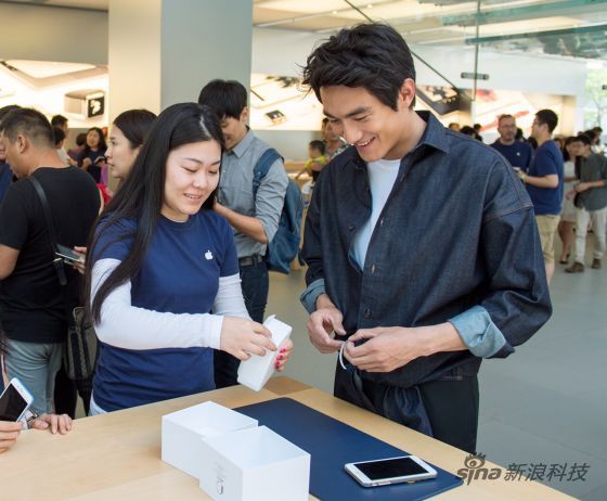 演员林更新到三里屯苹果店购买Apple Watch 演员林更新到三里屯苹果店购买Apple Watch