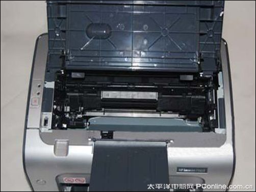 外观方面,惠普laserjet p1008黑白激光打印机采用银灰色的与黑色搭配