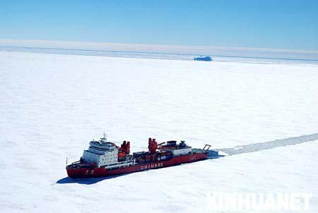 组图：南极科考船雪龙号抵达中山站