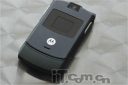 不老的传说 摩托罗拉超薄翻盖机V3卖899-摩托