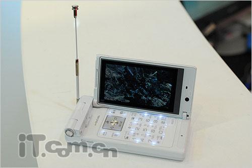 510万像素松下靓屏电视手机P905i开卖