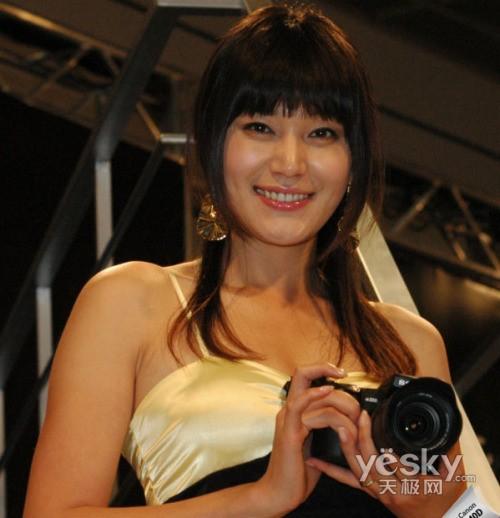 就是看美女模特穿着暴露发布会再起艳照门