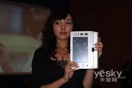就是看美女模特穿着暴露发布会再起艳照门