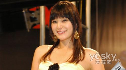 就是看美女模特穿着暴露发布会再起艳照门