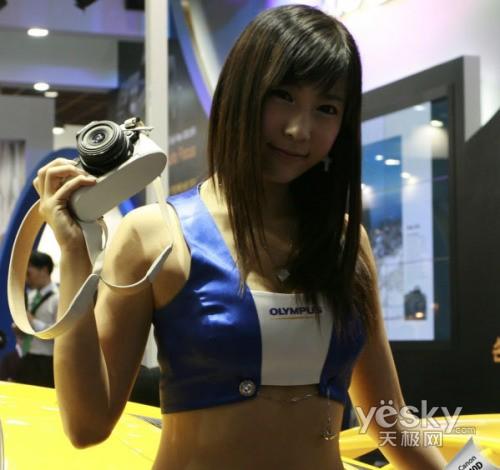 就是看美女模特穿着暴露发布会再起艳照门