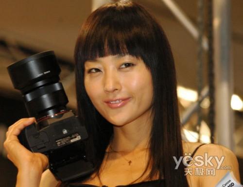 就是看美女模特穿着暴露发布会再起艳照门