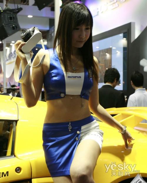 就是看美女模特穿着暴露发布会再起艳照门
