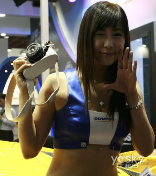 就是看美女模特穿着暴露发布会再起艳照门