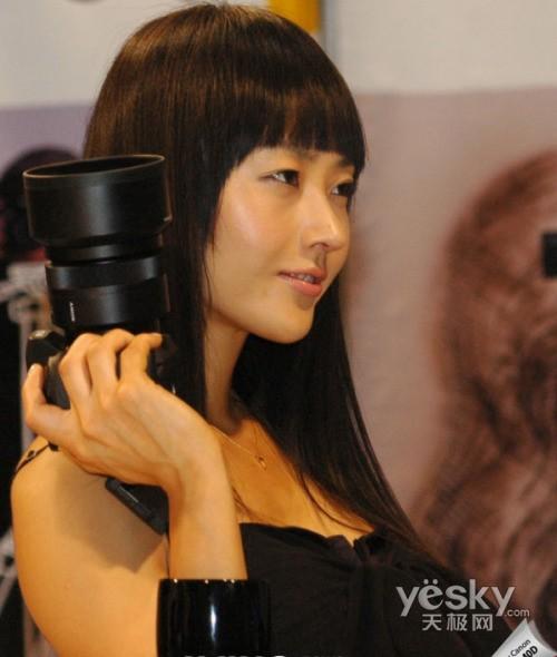就是看美女模特穿着暴露发布会再起艳照门