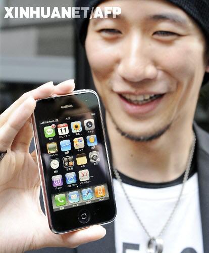 新西兰大学生最早购得苹果3G版iPhone手机 _