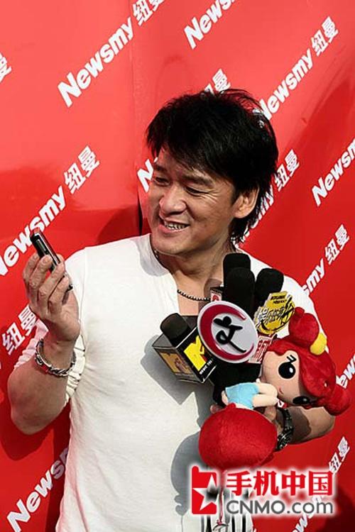 周华健代言纽曼低端音乐手机2610评测