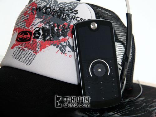 魔幻键盘摩托罗拉音乐手机E8仅2198