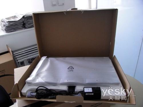 帅哥亲上阵 海尔四核PC拆机图赏_台式机