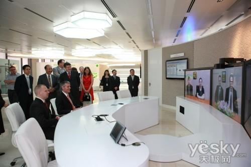 深入交流体验 吴敬琏参观华为上海研究所_商用