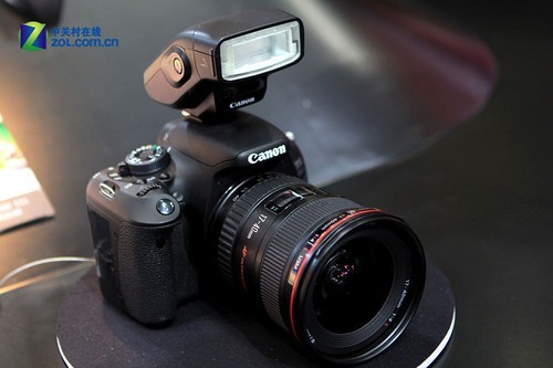 P&E2011:佳能展出270EXII/320EX闪光灯
