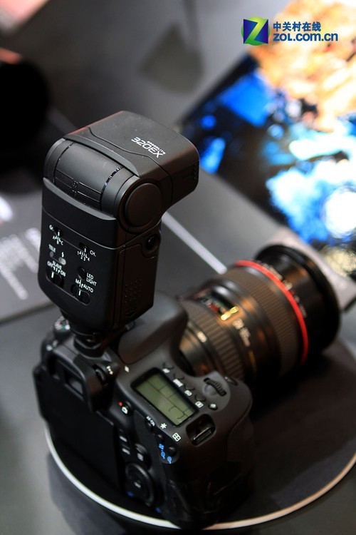 P&E2011:佳能展出270EXII/320EX闪光灯