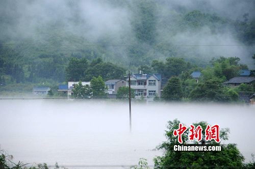 图:江西德兴一山村出现水淹雾笼奇观