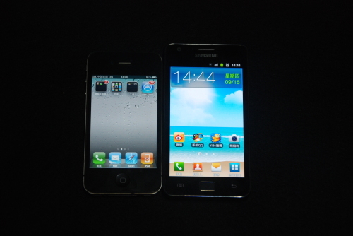 单双核巅峰对决三星i9100对比iPhone4