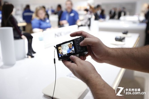 2000万高像素单电 三星NX200携附件参展