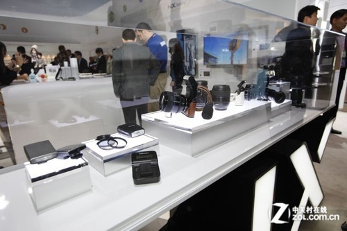 2000万高像素单电 三星NX200携附件参展