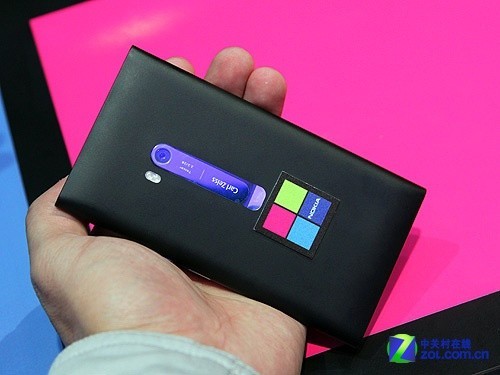 4.3英寸超大屏 诺基亚Lumia 900真机图赏 