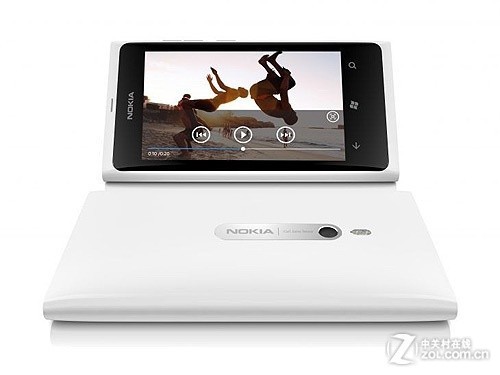 白色Lumia 800