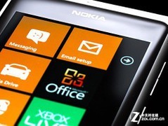 白色Lumia 800