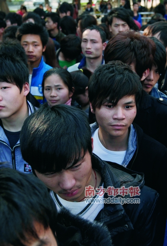 　　2012年1月31日，深圳龙华，等待进入富士康工厂的人们。