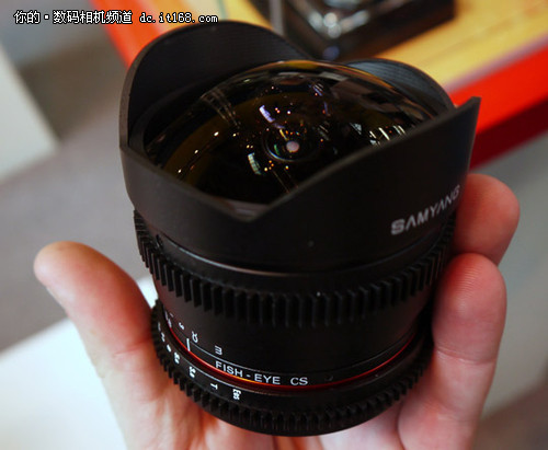 为单反设计Samyang展出8mm鱼眼摄像镜头