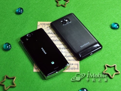 至尊至薄三星i9100与索爱LT18i对比