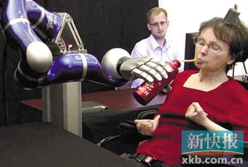 瑞士科学家助瘫痪老鼠恢复基本行走能力(图)