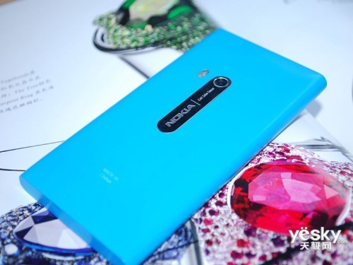 MeeGo系统升级 诺基亚N9行货报价仅2550元_