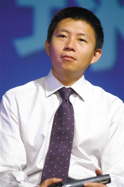 汪延 1996年毕业于法国巴黎大学，获法学学士学位。于1996年加盟四通利方公司（新浪前身），任国际网络部部长，并于同年6月创办了利方在线。1999年利方在线完成了与华渊资讯网的融合。2003年5月汪延任新浪首席执行长、董事兼总裁。汪延从2006年5月起退出公司管理层，担任新浪副董事长职位。