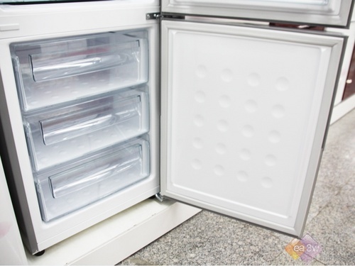 三星新两门冰箱 风冷无霜技术作保证