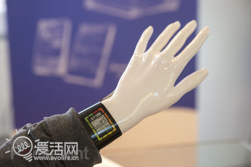 带彩色显示屏的电子纸智能概念手表问世