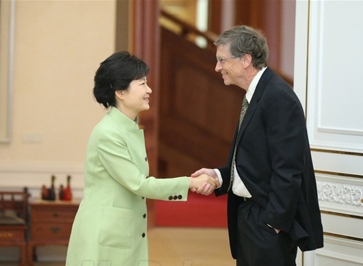 盖茨与韩国总统朴槿惠握手时左手插在裤兜里。