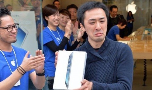 日本男喜极而泣 因抢到第一台iPad Air 