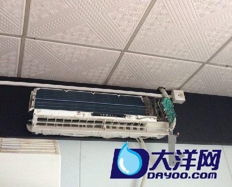 被拆开了的空调 悬挂在店里已经7天了