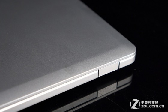 银白清新色彩搭配 惠普Folio 9480m评测