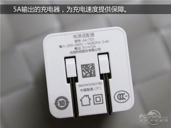 oppoa92s充电口图片,oppoa32充电接口图片 如在oppo u3上面,我们看到之前为人诟病的快速充电专用充电器体积