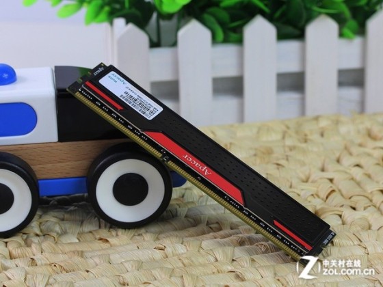 宇瞻 4GB DDR3 1600(黑豹玩家) 正面