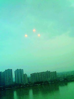 四川乐山市上空出现"三个太阳(图)